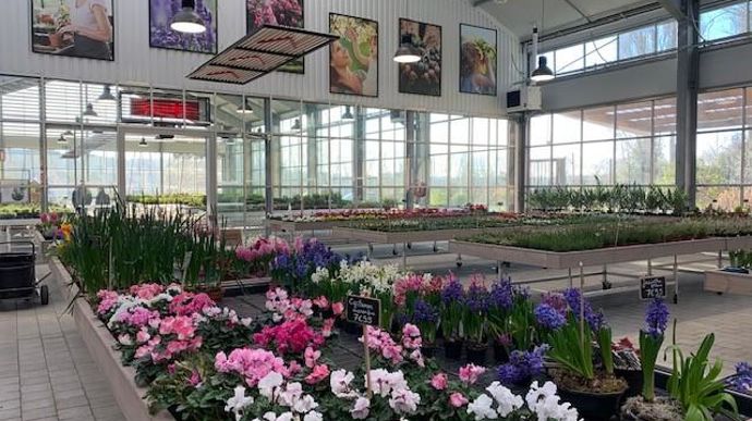 La serre principale est très colorée, façon galerie… ©Odile Maillard